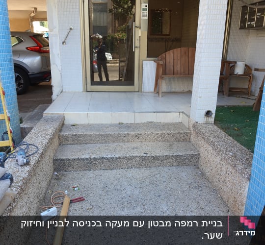 כלי עבודה וחוטי חשמל בכניסה לבניין
